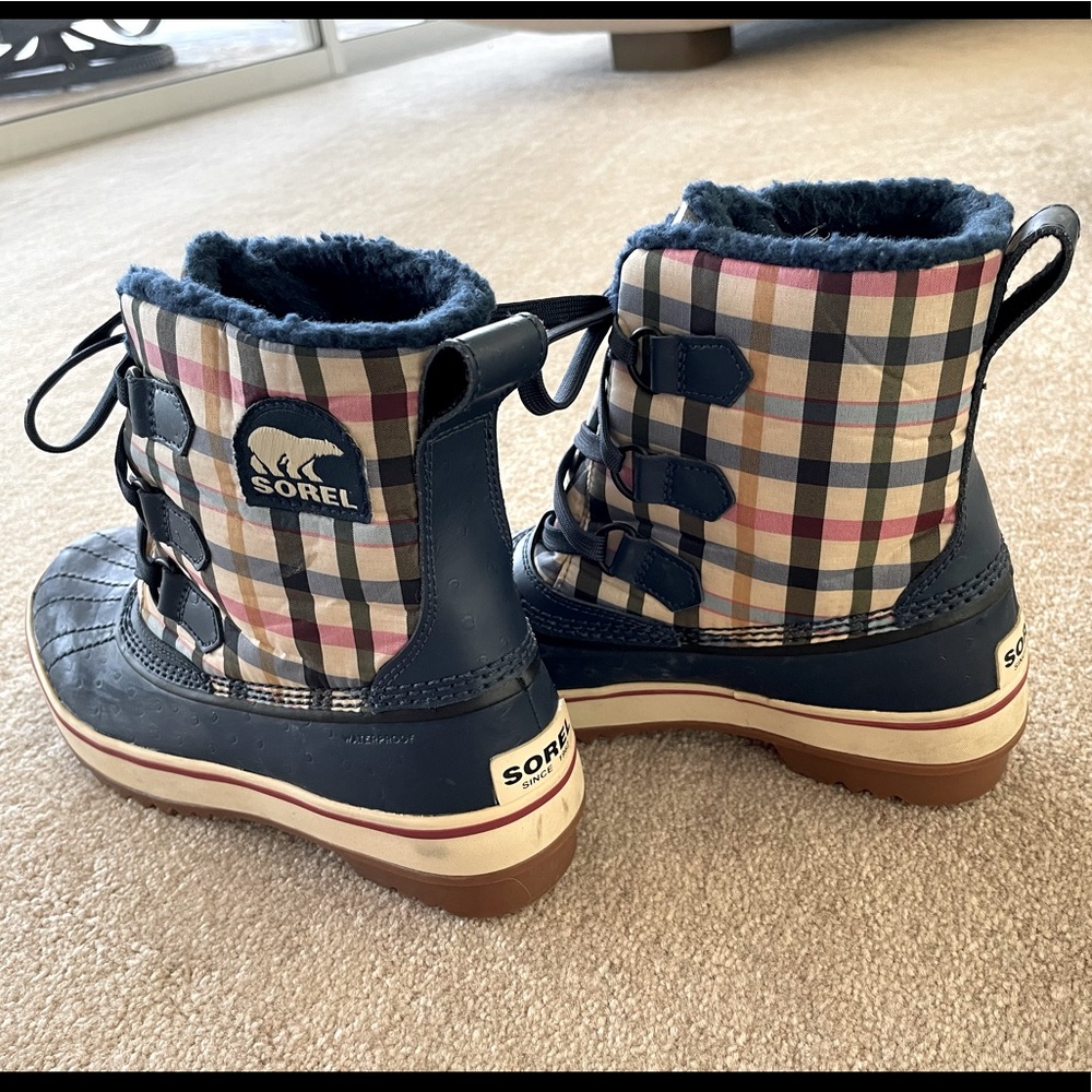 Sorel rain boots. Like new condition.